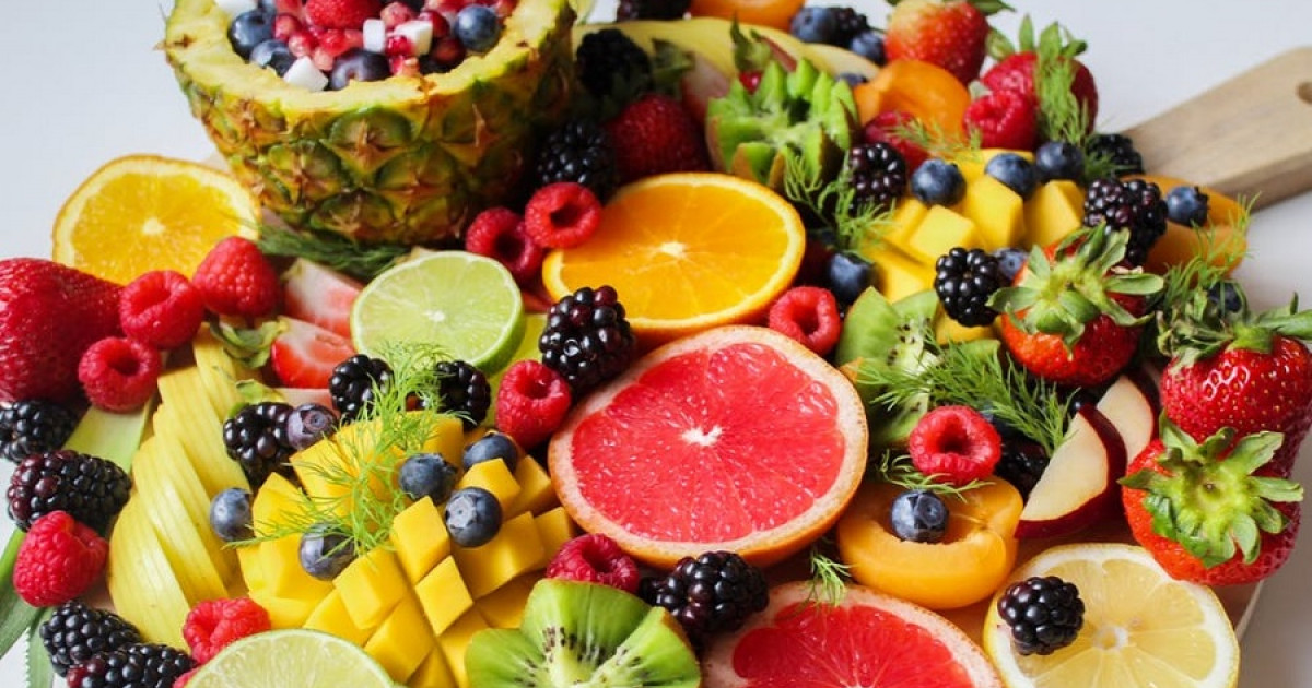 Frutas que ayudan a dormir mejor: lo que dice la ciencia sobre los alimentos que favorecen el descanso