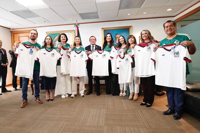 Kenia López Rabadán vincula agenda política con la Federación Mexicana Fútbol