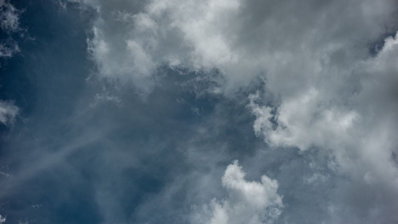 Por qué el cielo es azul y el atardecer naranja