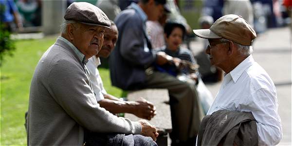 El “olor a persona mayor” sí existe: la ciencia explica por qué aparece con la edad